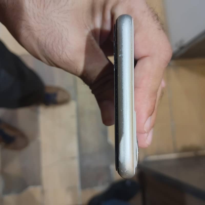 Apple iPhone 11 4