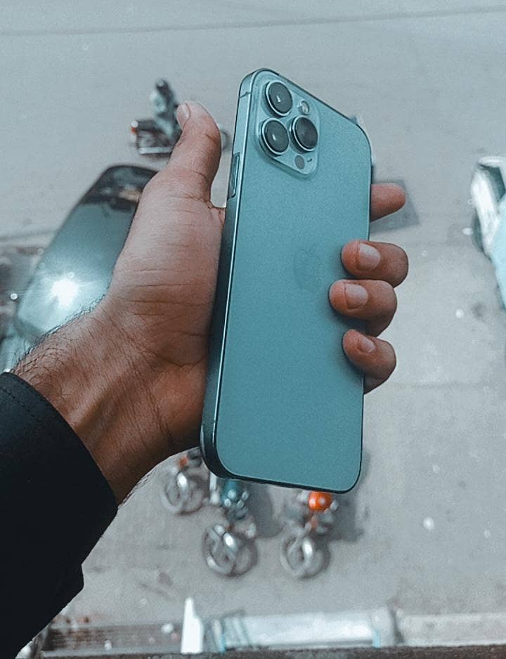 Apple iPhone 13 Pro Max 2