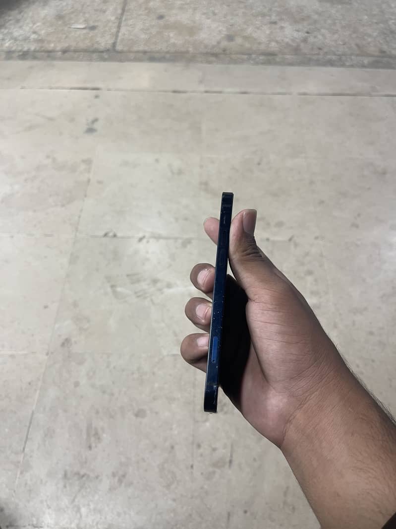 Apple iPhone 12 4