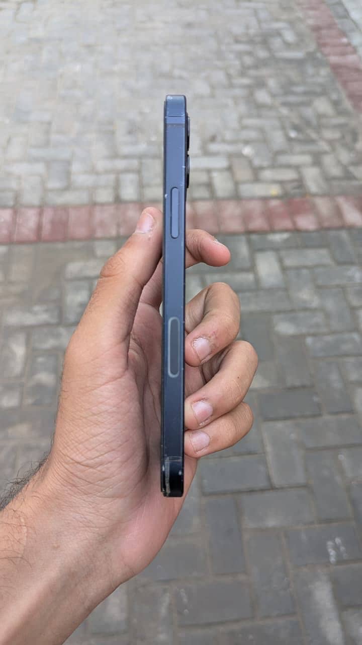 Apple iPhone 12 4