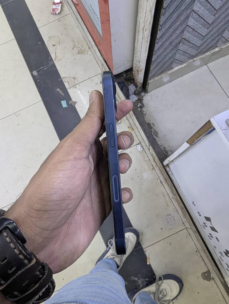 Apple iPhone 13 5