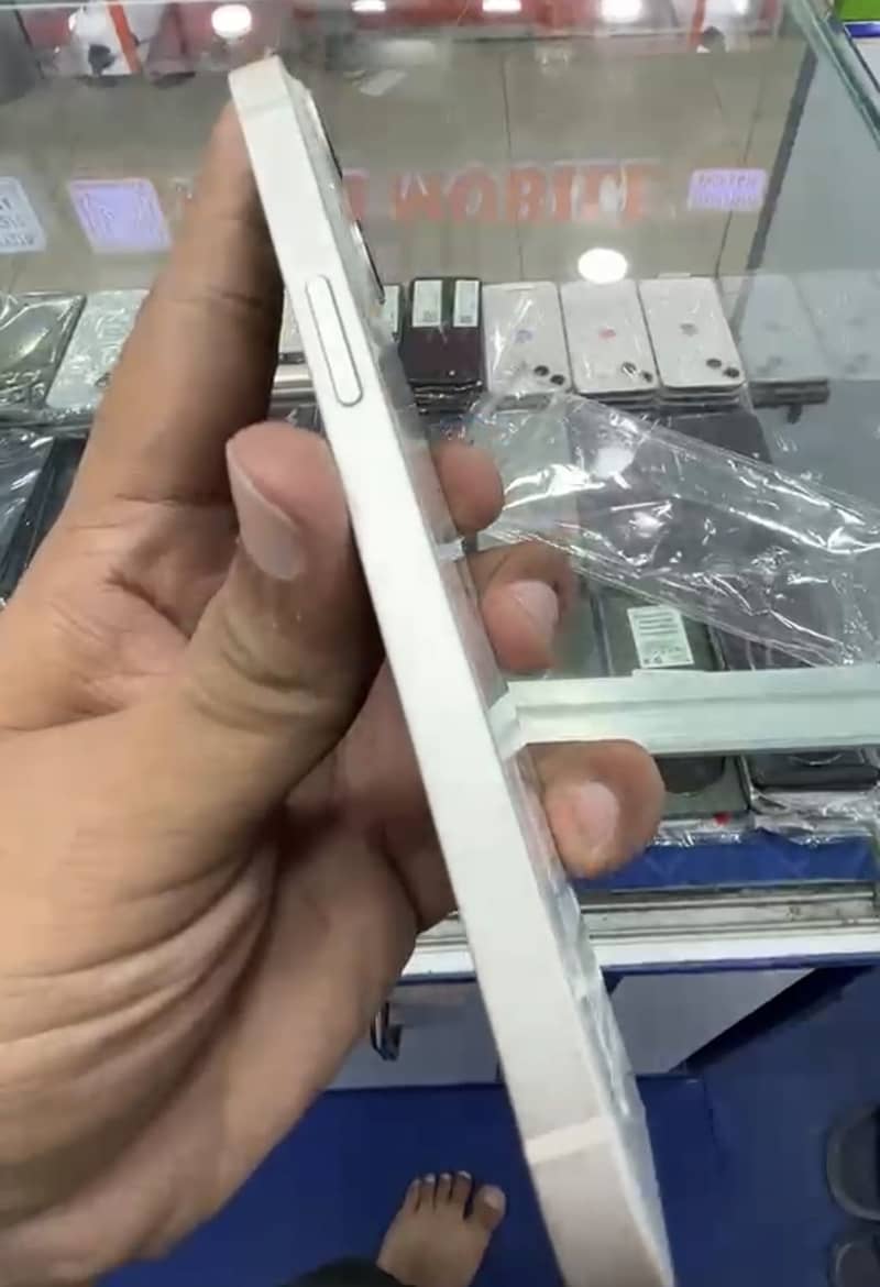 Apple iPhone 13 2