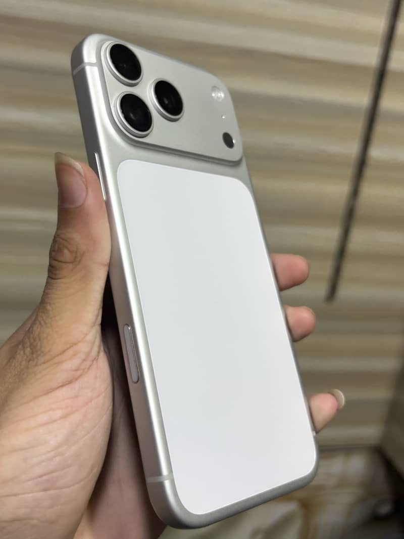 Apple iPhone 17 Pro Max 2