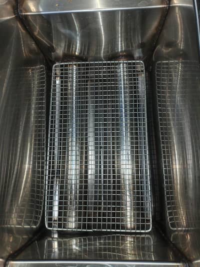 16 litter new condition fryer sale 03067976886 is per rabta krna ha
