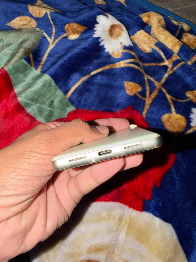 Google Pixel 7 4