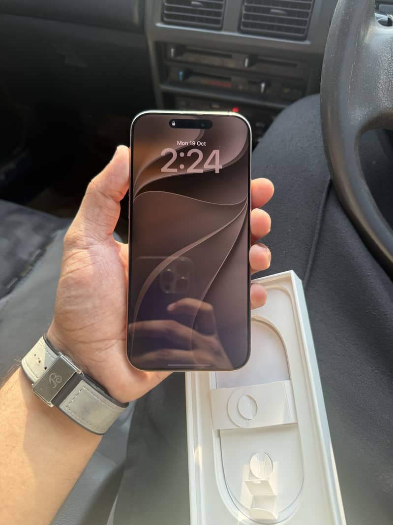 Apple iPhone 16 Pro Max 1