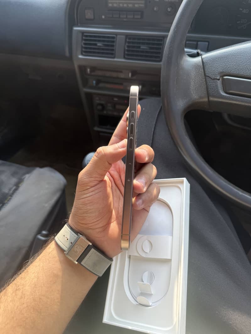 Apple iPhone 16 Pro Max 4