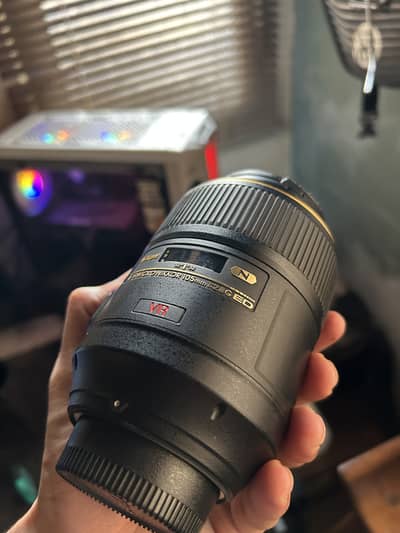 Nikon 105mm f/2.8 Macro VR lens