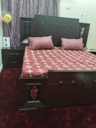 bed with side tabels