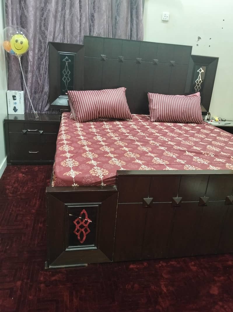 bed with side tabels 0