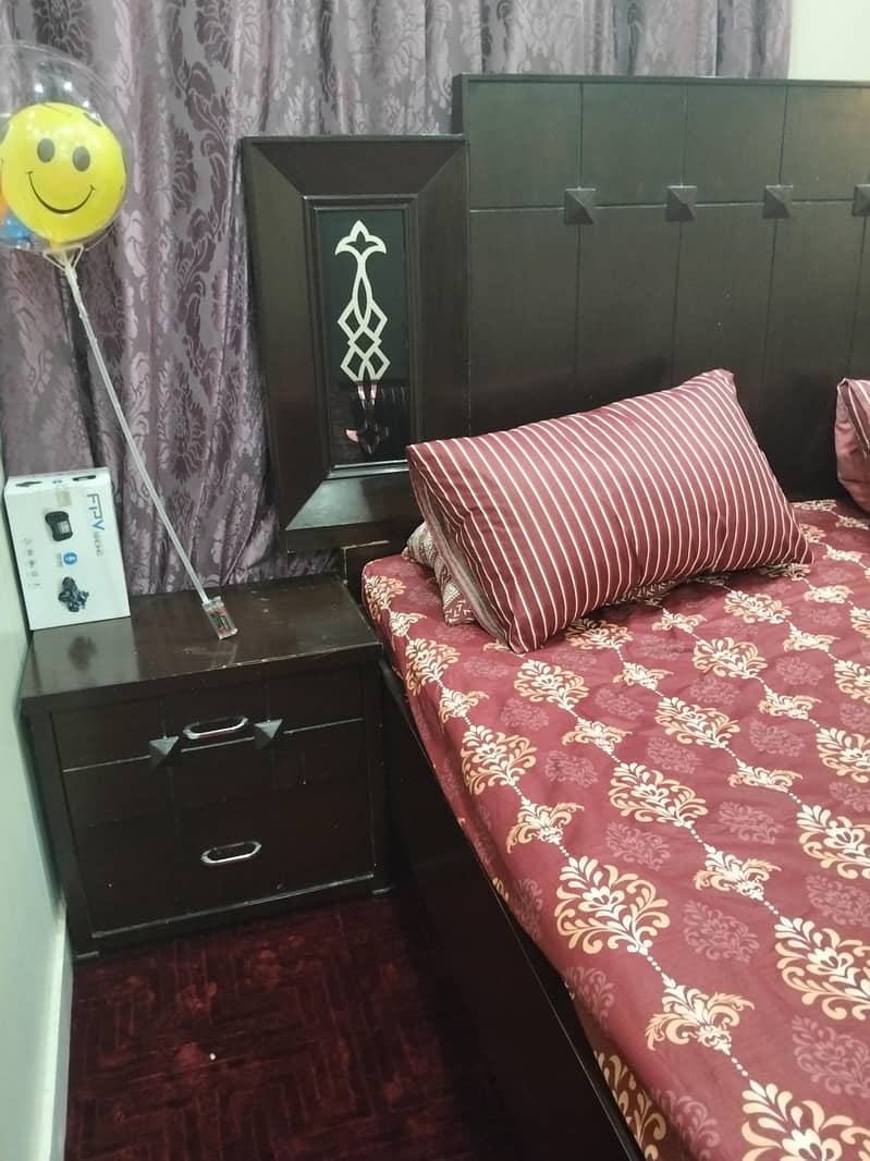 bed with side tabels 1
