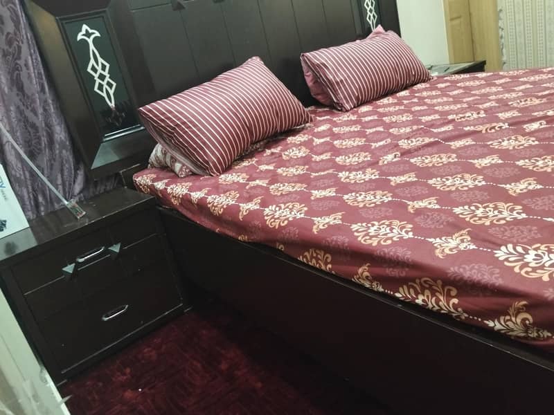 bed with side tabels 2