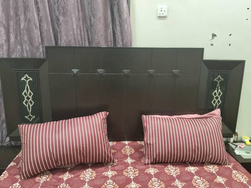bed with side tabels 3