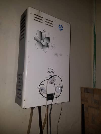 H. M instant geyser 8L LPG