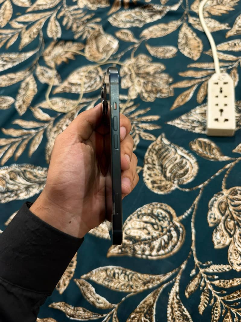 Apple iPhone 13 2