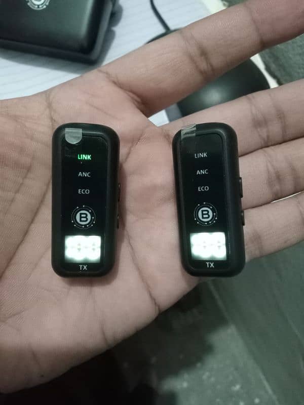 wireless mic 2 Piece set. 4