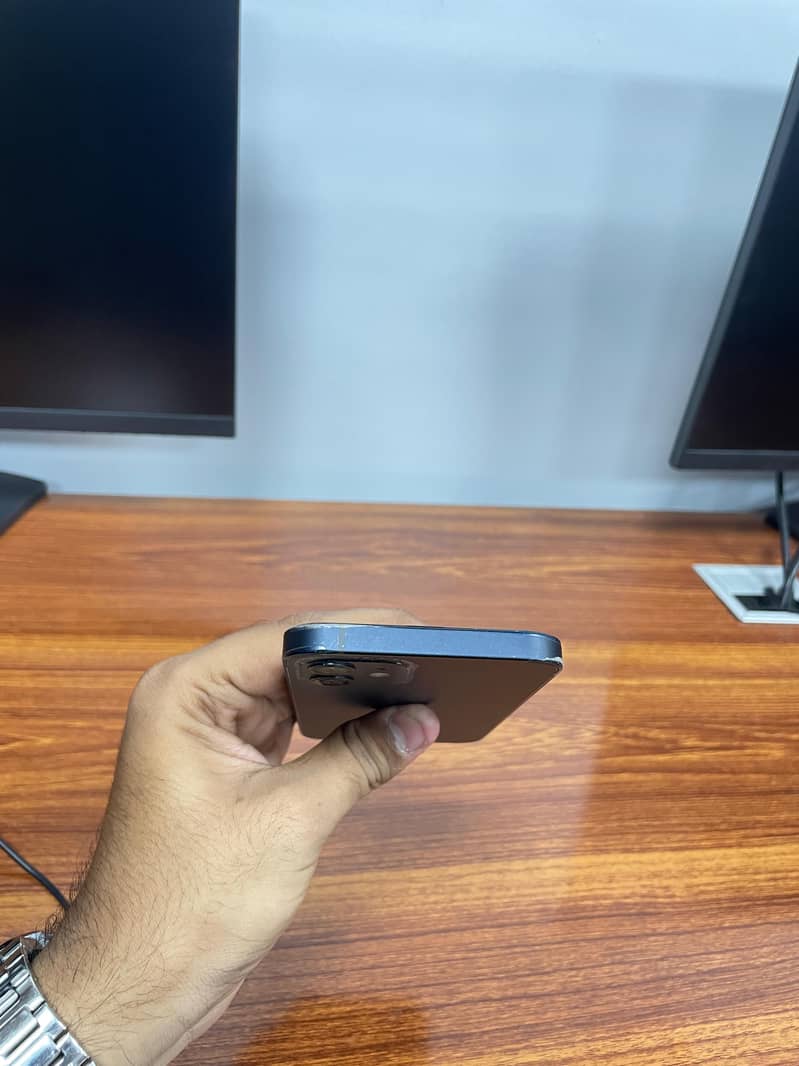 Apple iPhone 12 4
