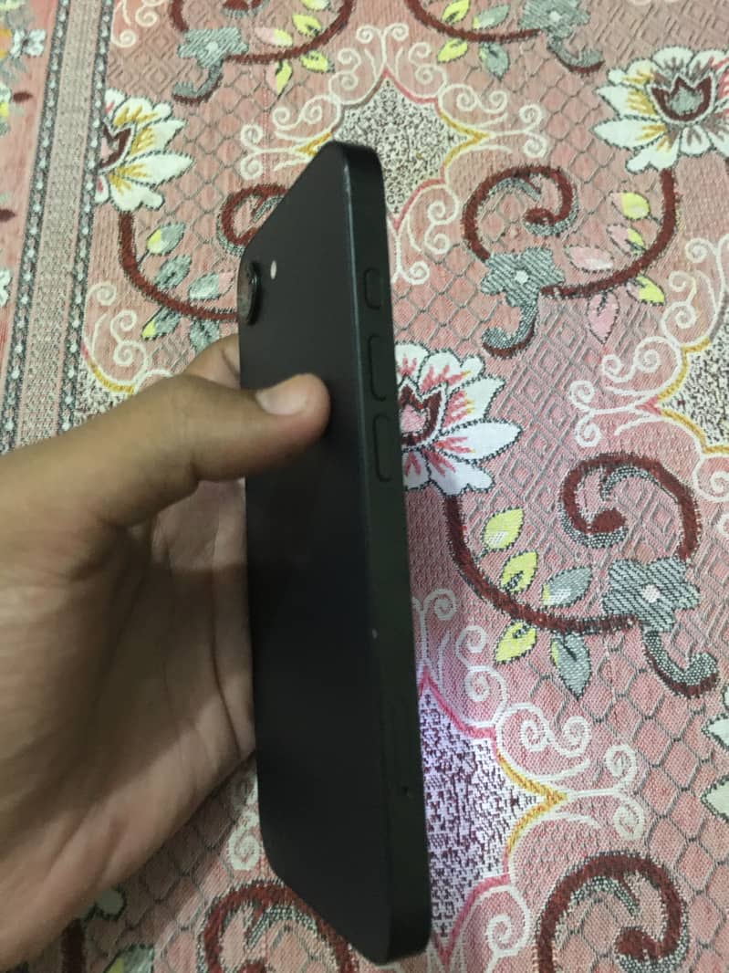 Apple iPhone 16e 2