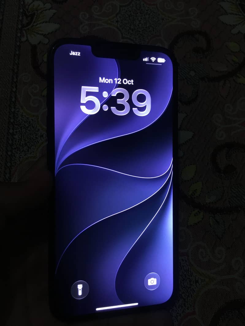 Apple iPhone 16e 3
