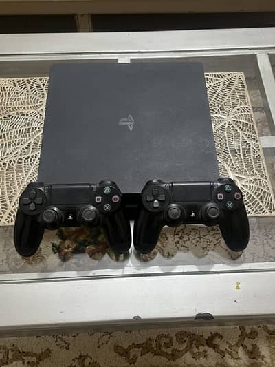 Play Station 4 (500 GB) with 2 original controllers