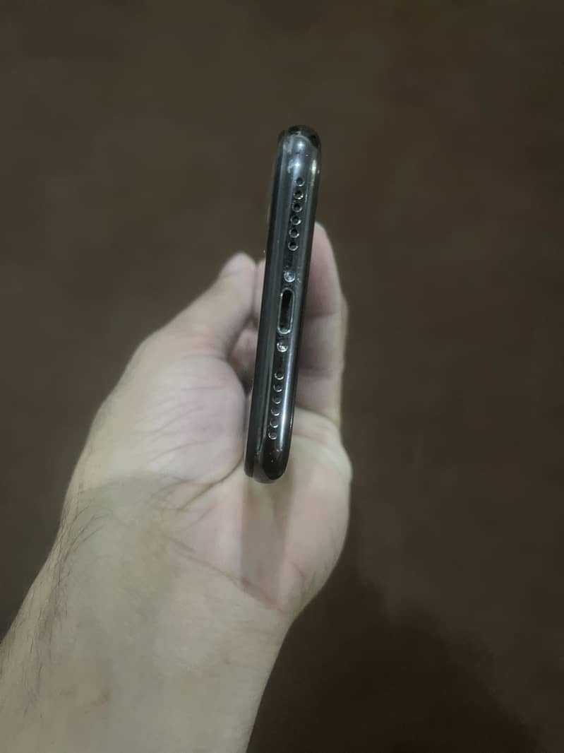 Apple iPhone X 4