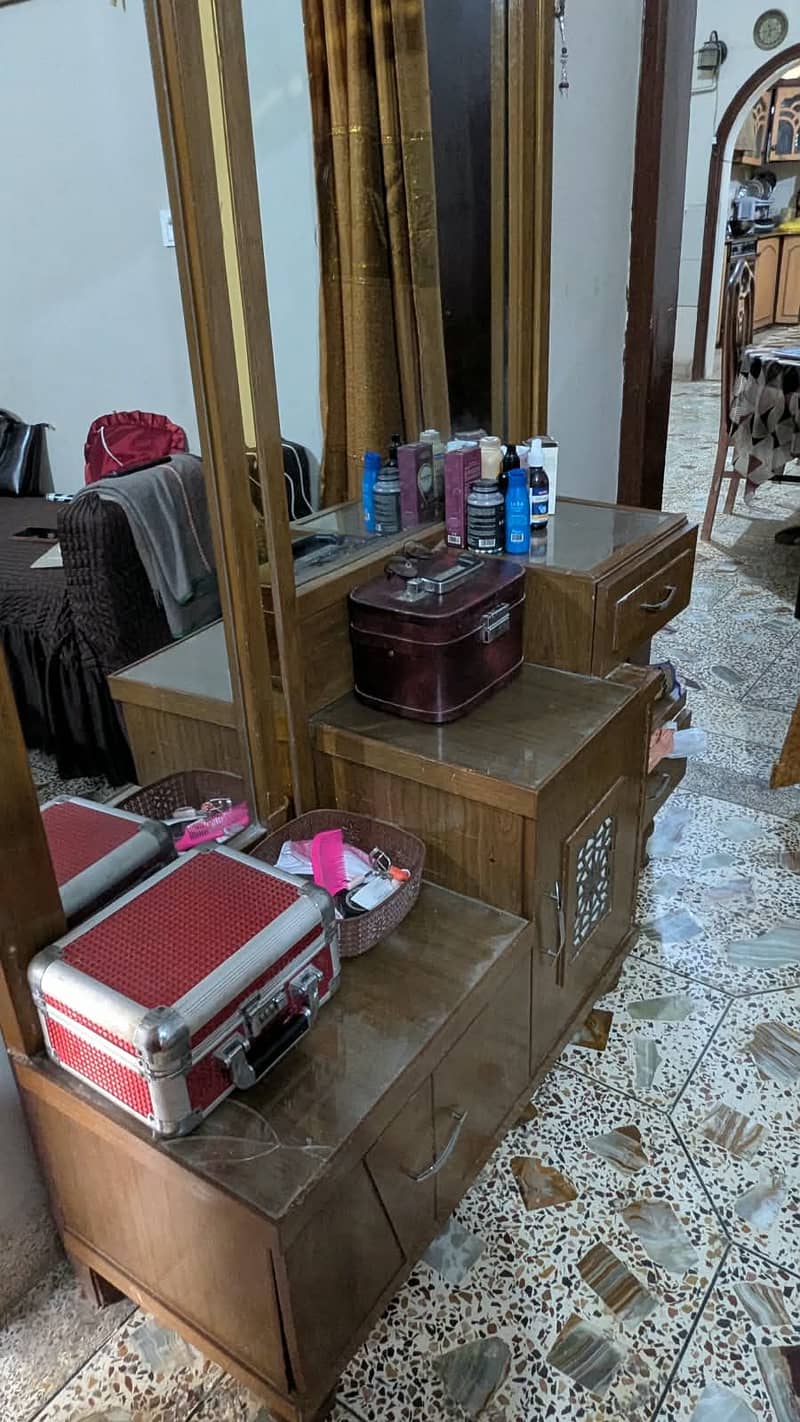 Complete bedset with side table, wardrobe, divider & dressing table 3