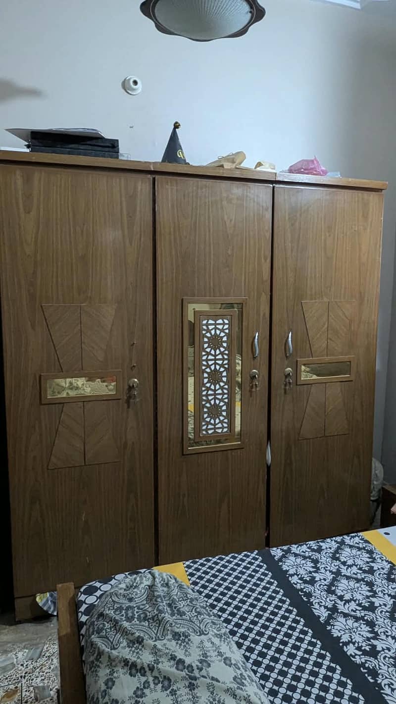 Complete bedset with side table, wardrobe, divider & dressing table 7