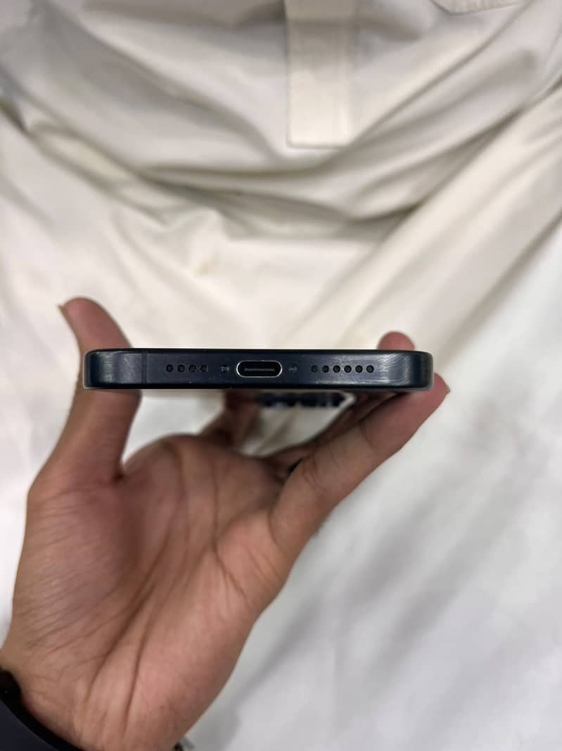 Apple iPhone 15 Pro Max 4