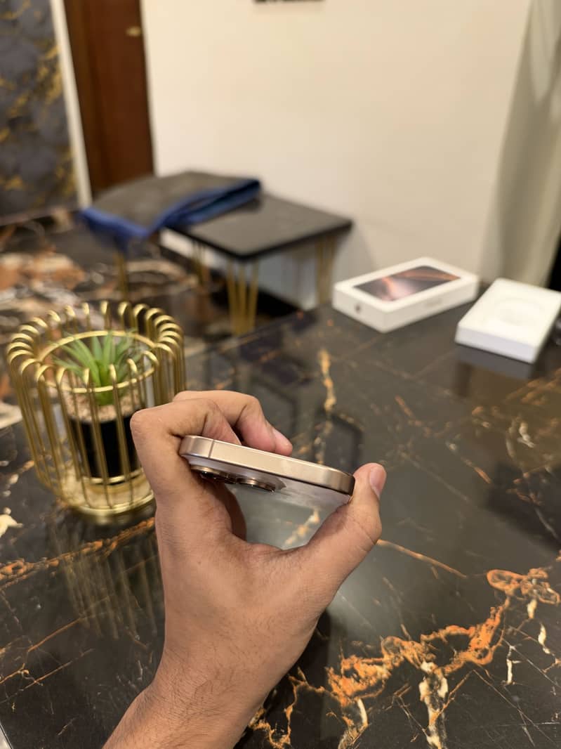 Apple iPhone 16 Pro 2