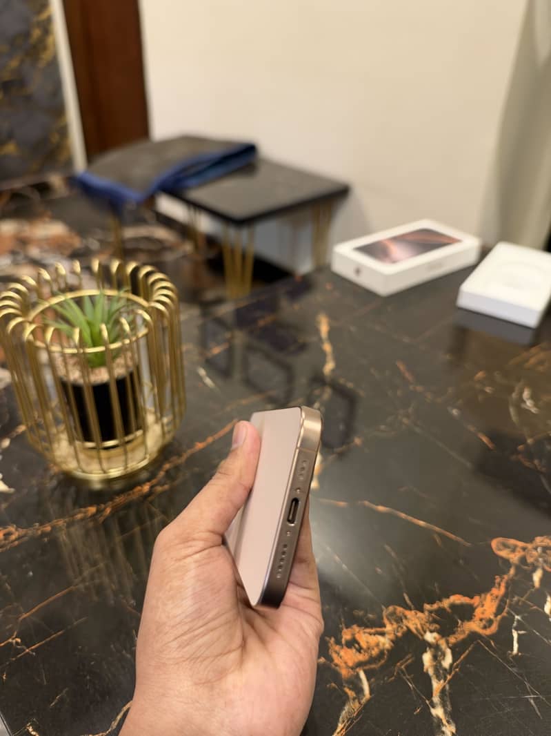 Apple iPhone 16 Pro 4