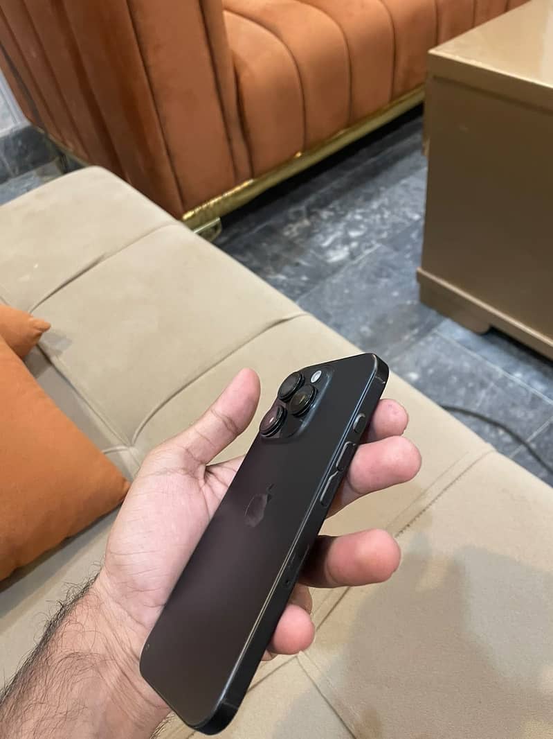 Apple iPhone 16 Pro 1