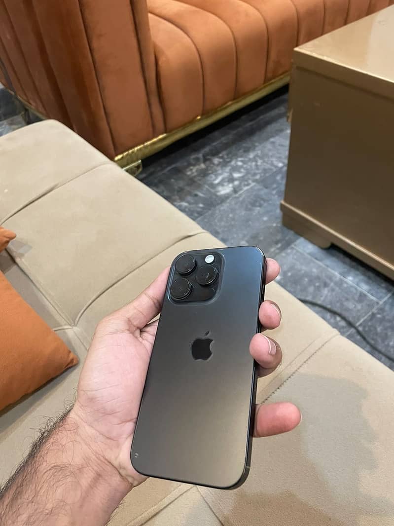 Apple iPhone 16 Pro 2