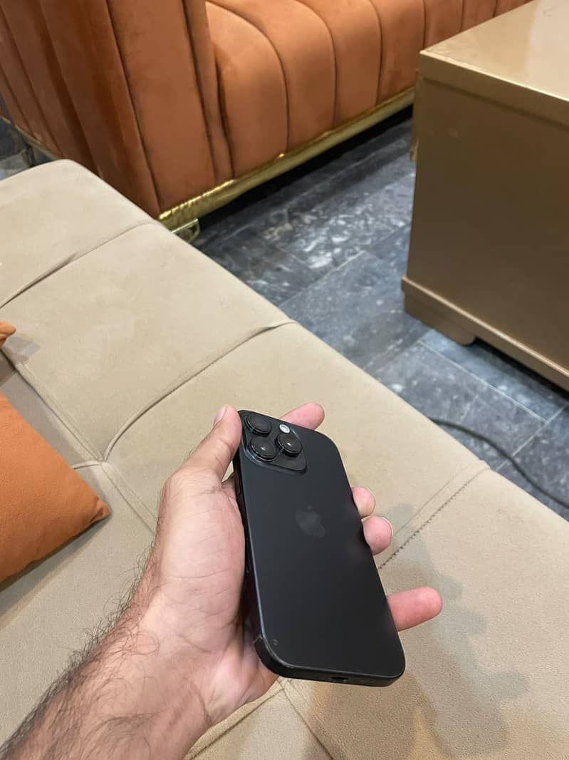 Apple iPhone 16 Pro 4