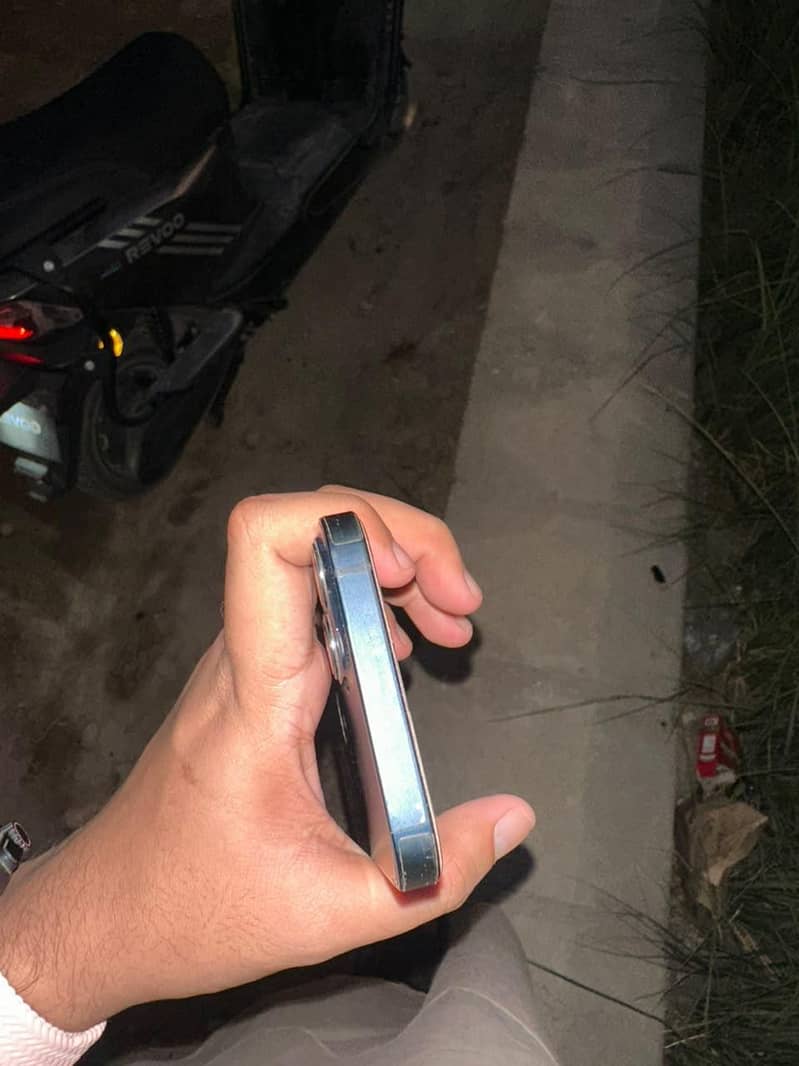 Apple iPhone 13 4