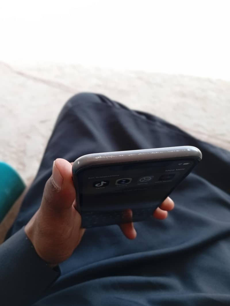 Apple iPhone 11 4