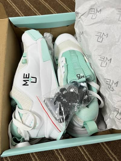 Me+u cricket spikes