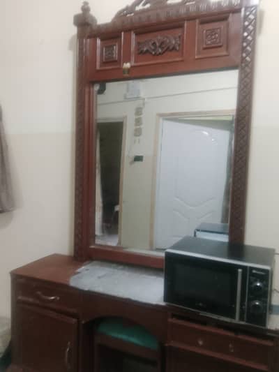 Dressing and shocase