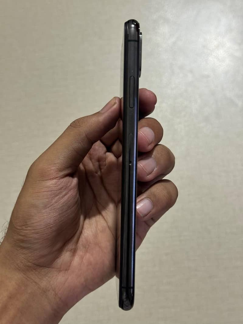 Apple iPhone XS Max 3