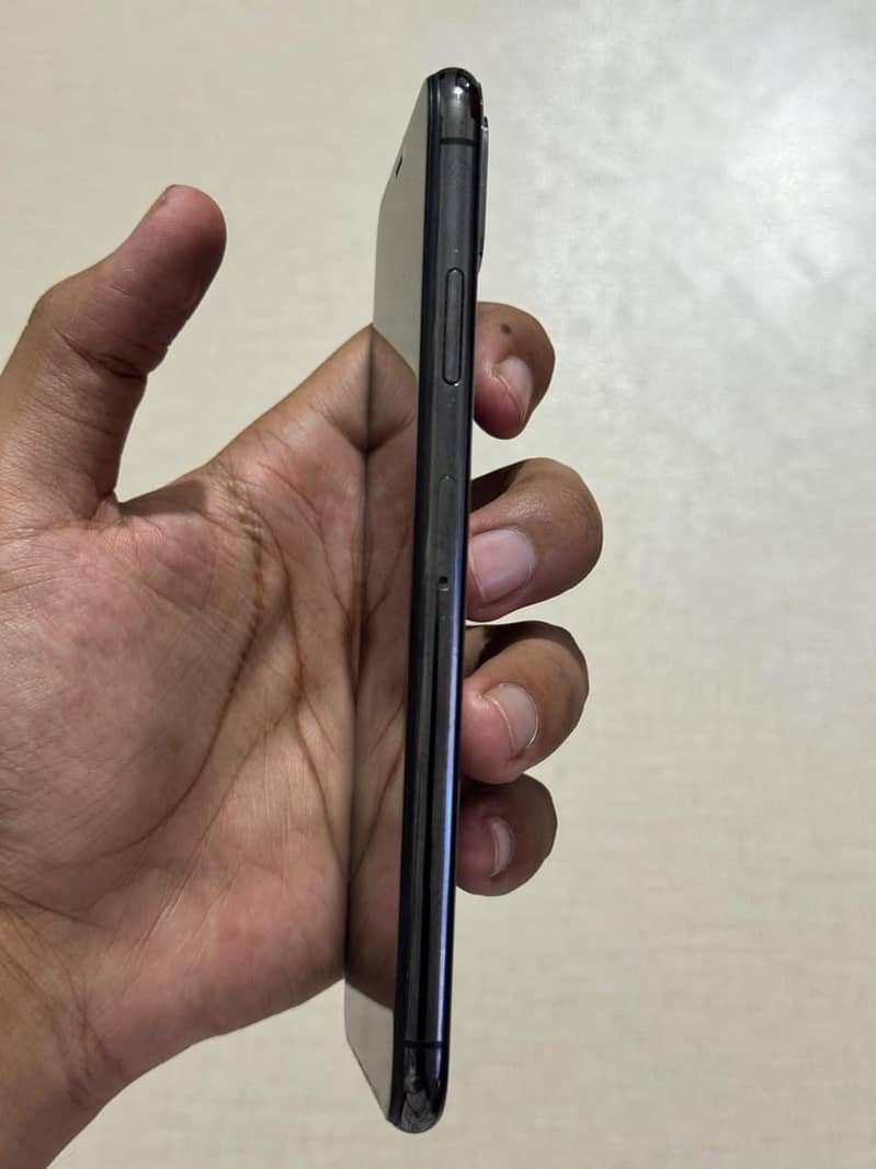 Apple iPhone XS Max 4