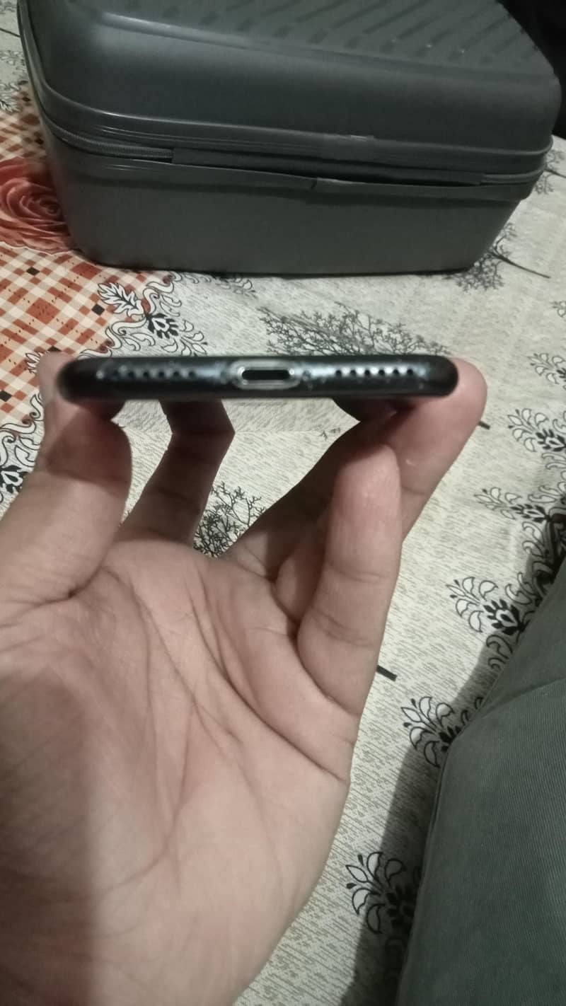Apple iPhone 7 3