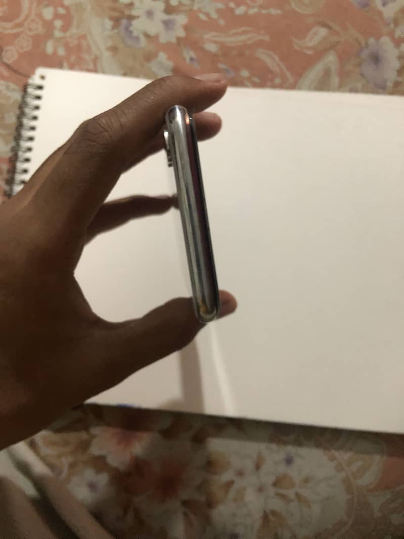 Apple iPhone X 4
