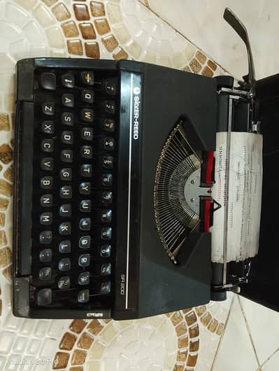 Original working Vintage Silver Reed SR 200 manual typewriter