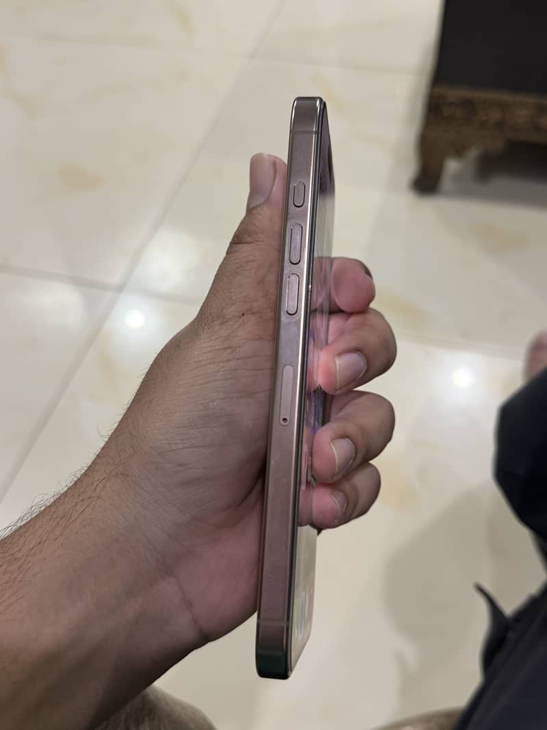 Apple iPhone 16 Pro Max 2