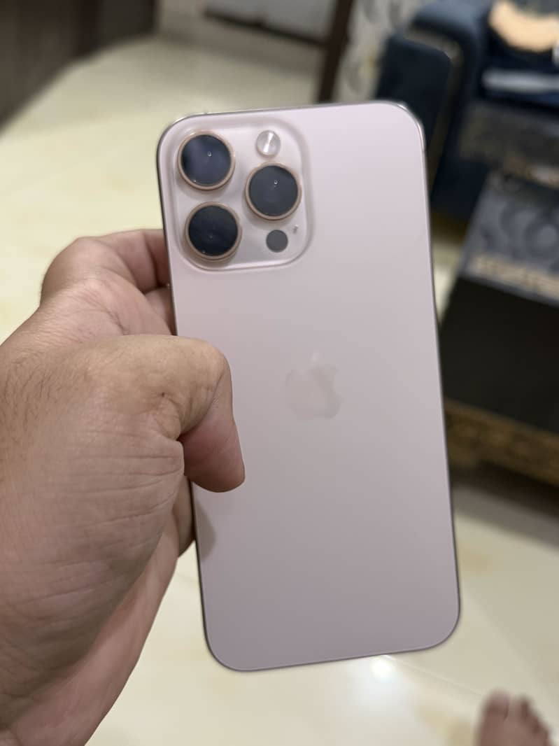 Apple iPhone 16 Pro Max 4