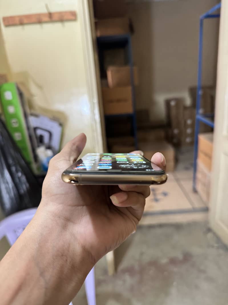 Apple iPhone XS 3
