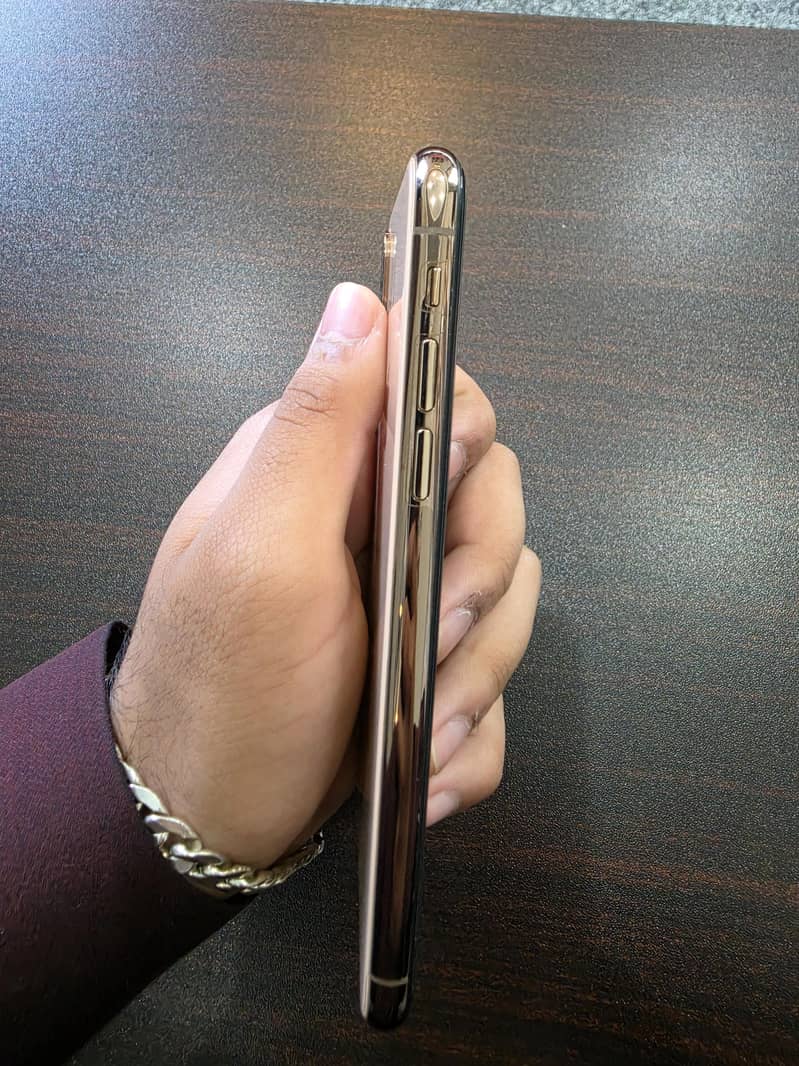 Apple iPhone XS 4