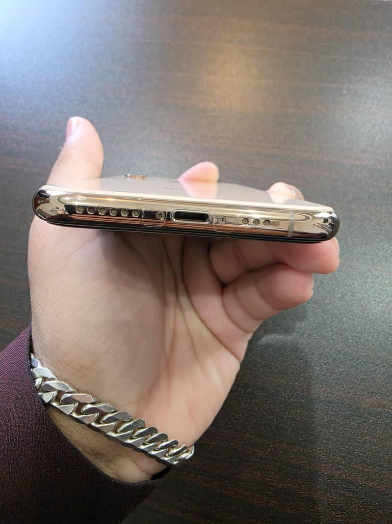 Apple iPhone XS 5