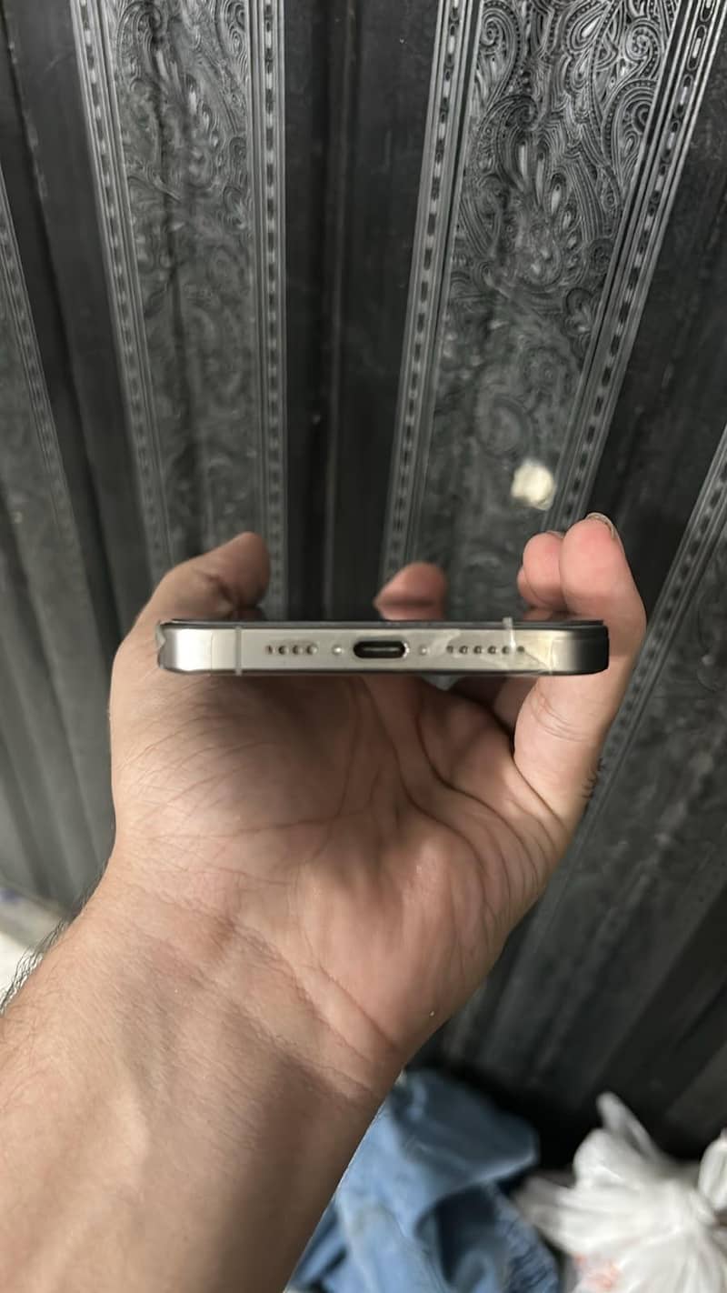 Apple iPhone 15 Pro Max 4