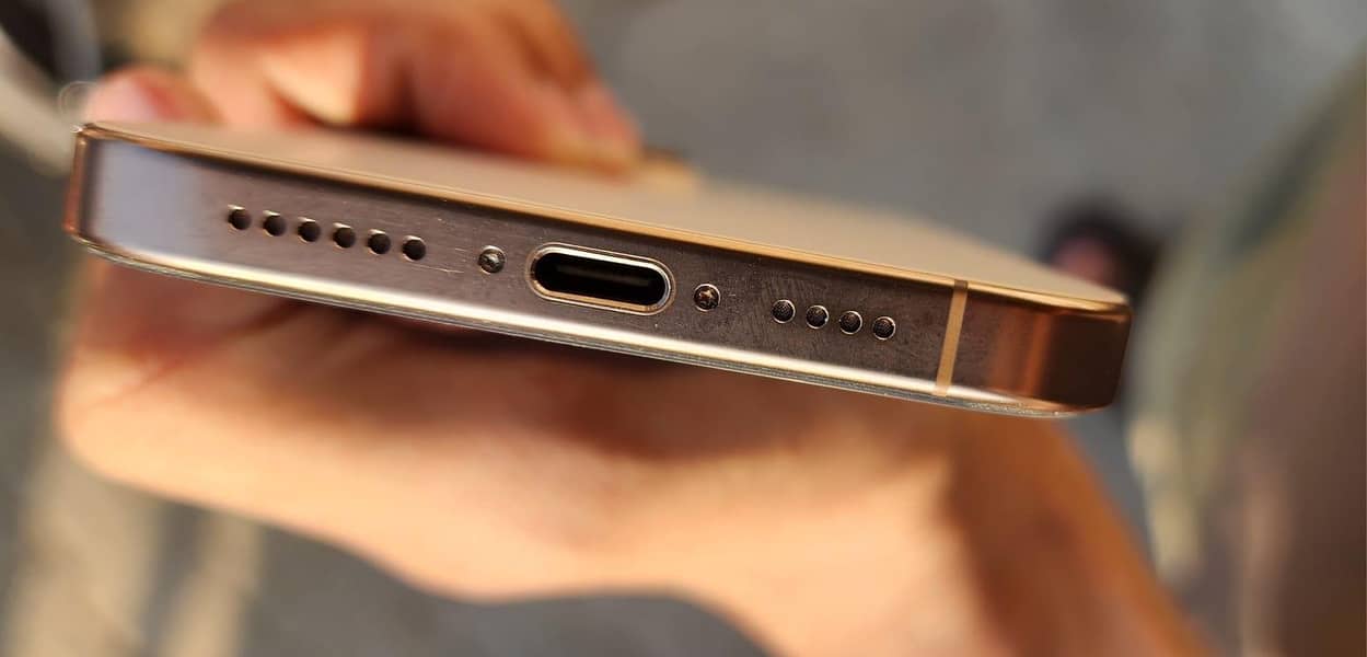 iPhone 16 Pro Max emergency 2