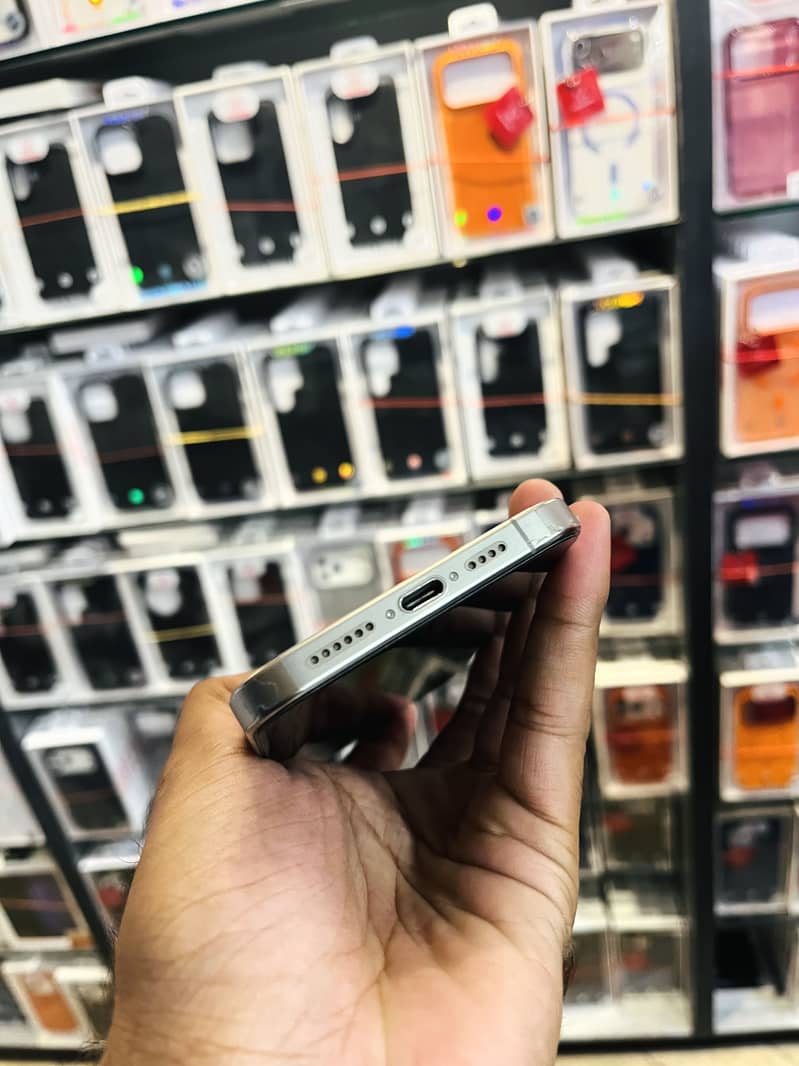 Apple iPhone 15 Pro Max 3